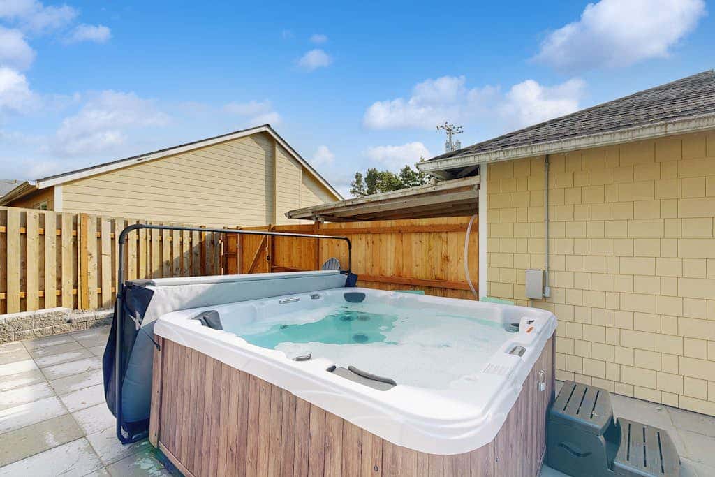 Cozy Seaside Bungalow, Brand New Hot Tub, Fast WiFi & W&D - Walk to the Beach