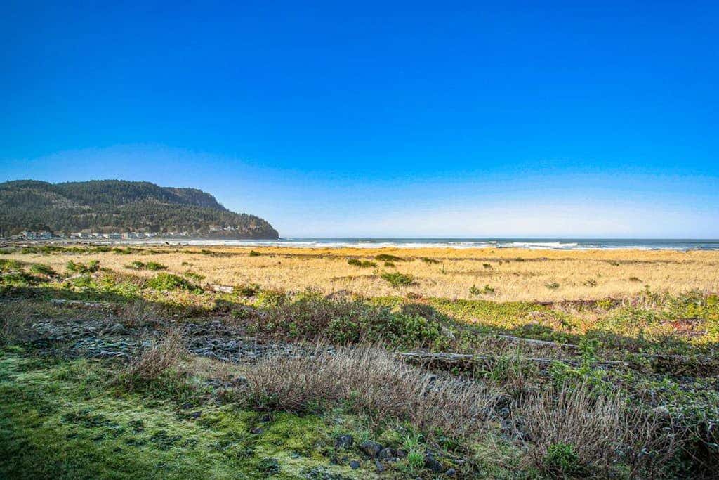 Cozy Seaside Bungalow, Brand New Hot Tub, Fast WiFi & W&D - Walk to the Beach