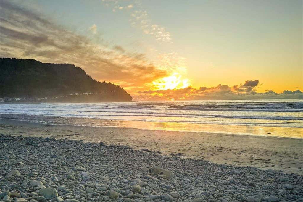 Cozy Seaside Bungalow, Brand New Hot Tub, Fast WiFi & W&D - Walk to the Beach