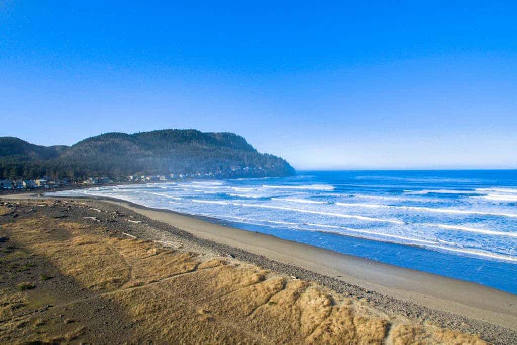 Cozy Seaside Bungalow, Brand New Hot Tub, Fast WiFi & W&D - Walk to the Beach