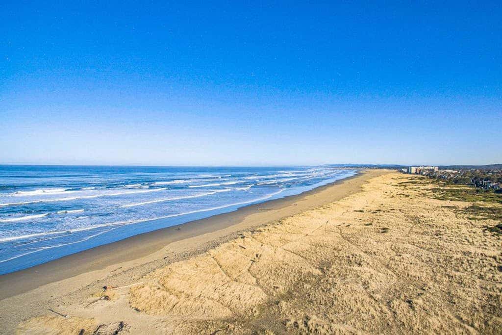 Cozy Seaside Bungalow, Brand New Hot Tub, Fast WiFi & W&D - Walk to the Beach