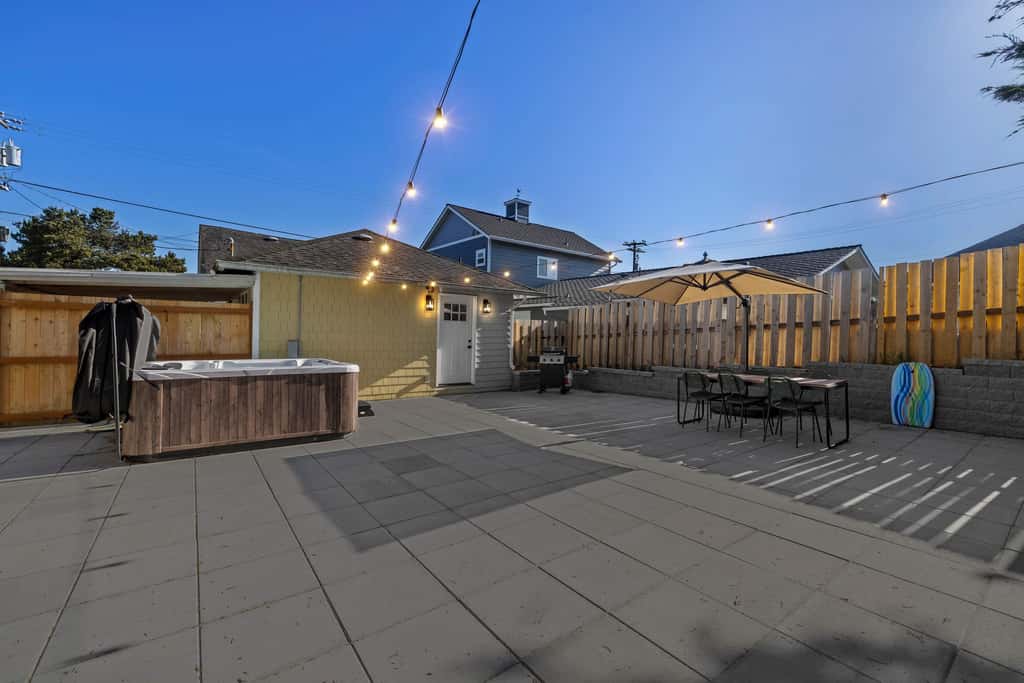 Cozy Seaside Bungalow, Brand New Hot Tub, Fast WiFi & W&D - Walk to the Beach