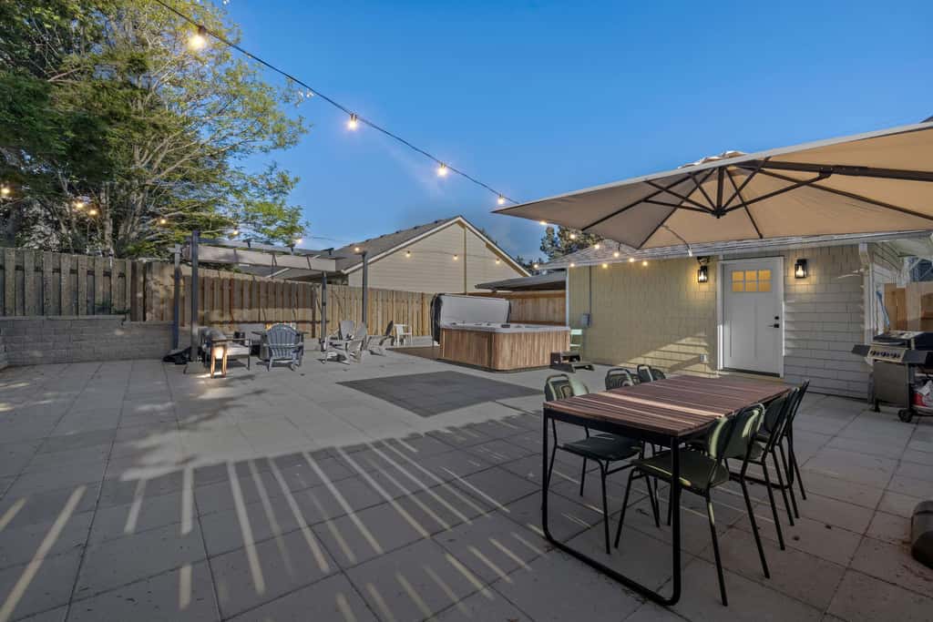 Cozy Seaside Bungalow, Brand New Hot Tub, Fast WiFi & W&D - Walk to the Beach