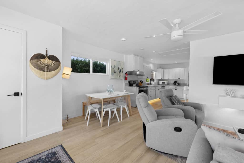 Cozy Seaside Bungalow, Brand New Hot Tub, Fast WiFi & W&D - Walk to the Beach