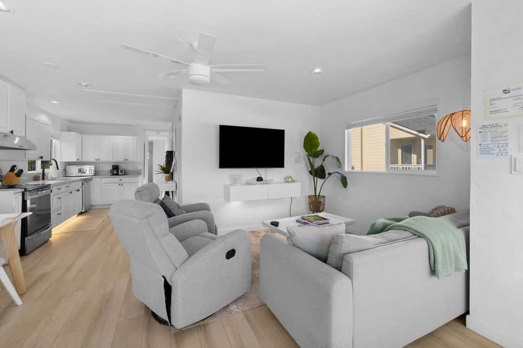 Cozy Seaside Bungalow, Brand New Hot Tub, Fast WiFi & W&D - Walk to the Beach