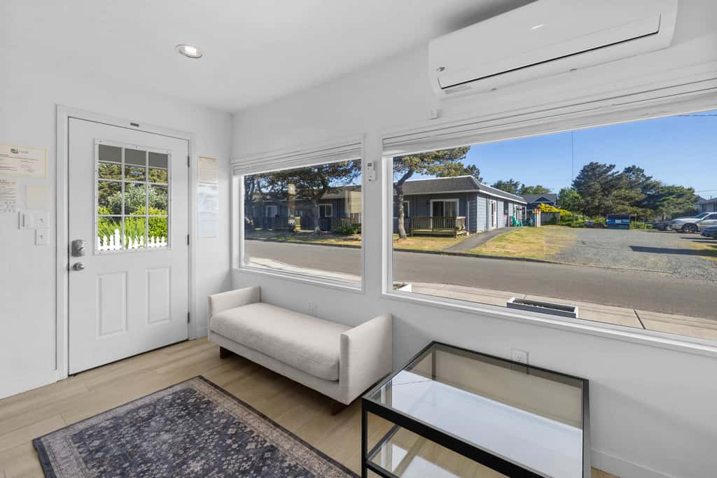 Cozy Seaside Bungalow, Brand New Hot Tub, Fast WiFi & W&D - Walk to the Beach