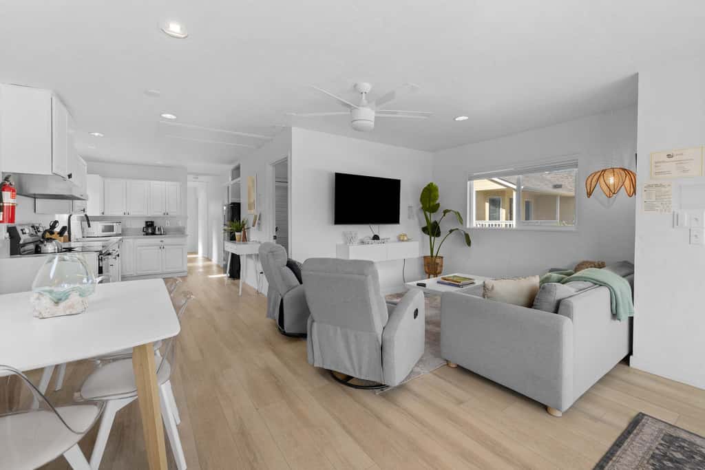Cozy Seaside Bungalow, Brand New Hot Tub, Fast WiFi & W&D - Walk to the Beach