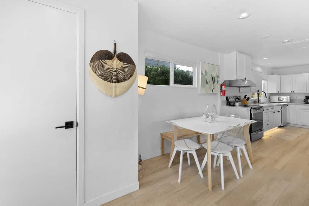 Cozy Seaside Bungalow, Brand New Hot Tub, Fast WiFi & W&D - Walk to the Beach