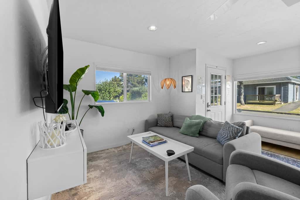 Cozy Seaside Bungalow, Brand New Hot Tub, Fast WiFi & W&D - Walk to the Beach