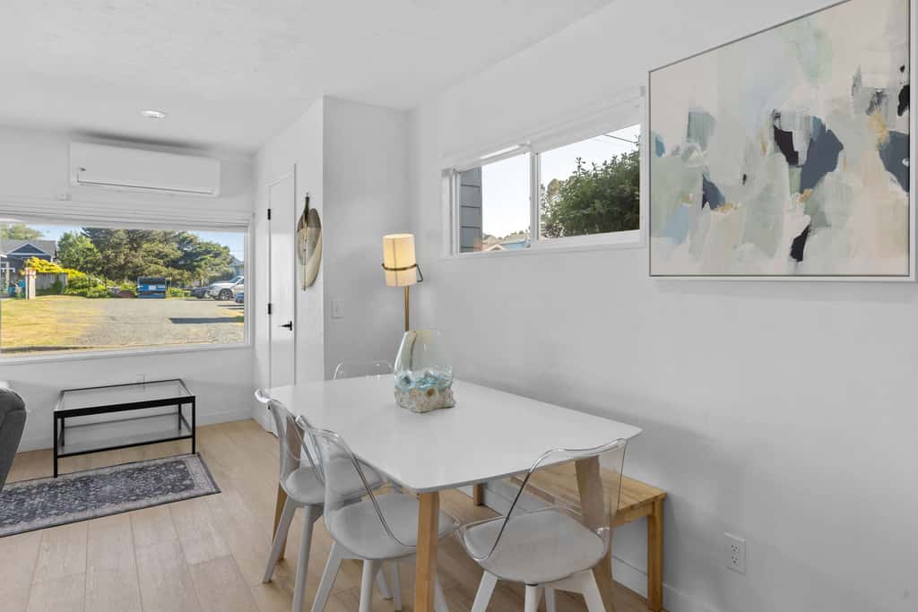 Cozy Seaside Bungalow, Brand New Hot Tub, Fast WiFi & W&D - Walk to the Beach