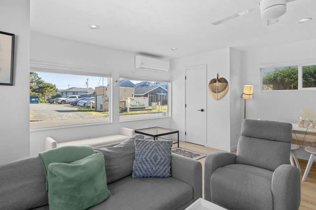 Cozy Seaside Bungalow, Brand New Hot Tub, Fast WiFi & W&D - Walk to the Beach
