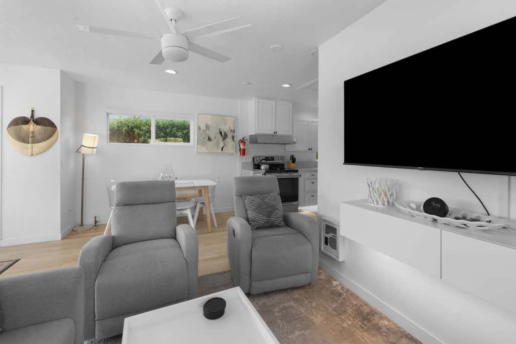 Cozy Seaside Bungalow, Brand New Hot Tub, Fast WiFi & W&D - Walk to the Beach