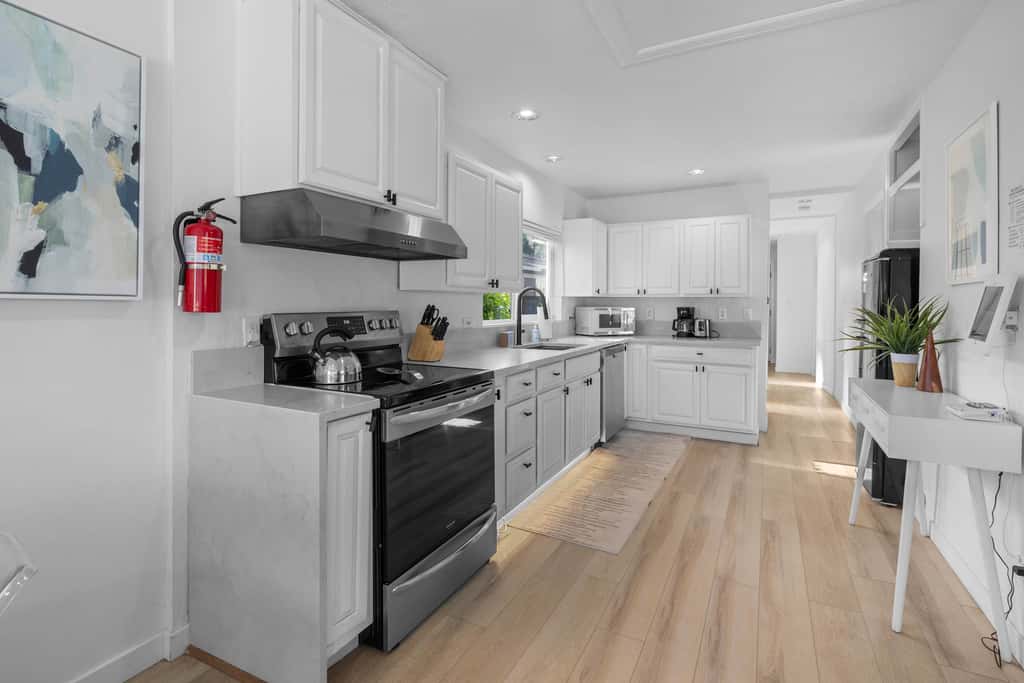 Cozy Seaside Bungalow, Brand New Hot Tub, Fast WiFi & W&D - Walk to the Beach