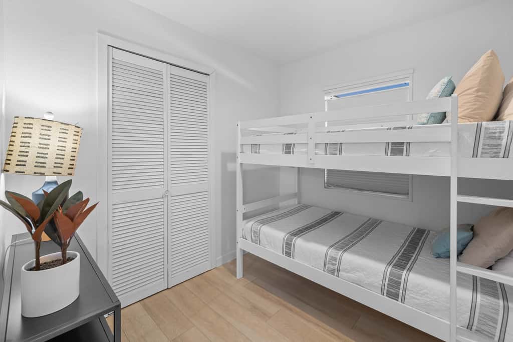 Cozy Seaside Bungalow, Brand New Hot Tub, Fast WiFi & W&D - Walk to the Beach