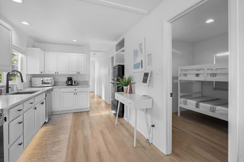 Cozy Seaside Bungalow, Brand New Hot Tub, Fast WiFi & W&D - Walk to the Beach