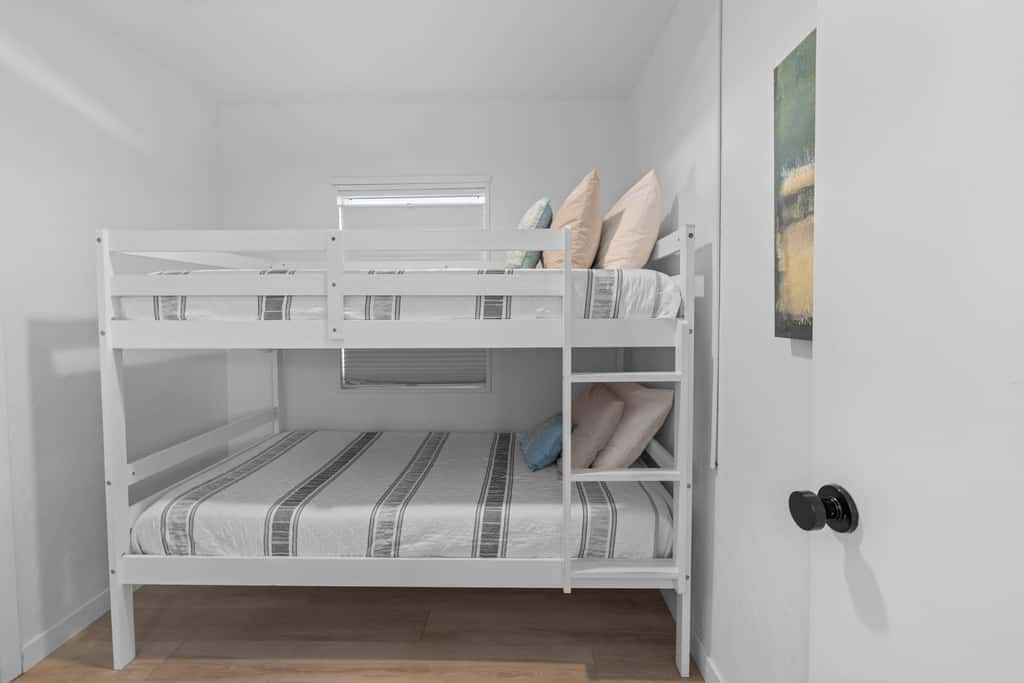 Cozy Seaside Bungalow, Brand New Hot Tub, Fast WiFi & W&D - Walk to the Beach