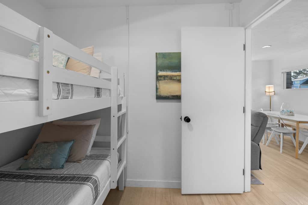 Cozy Seaside Bungalow, Brand New Hot Tub, Fast WiFi & W&D - Walk to the Beach