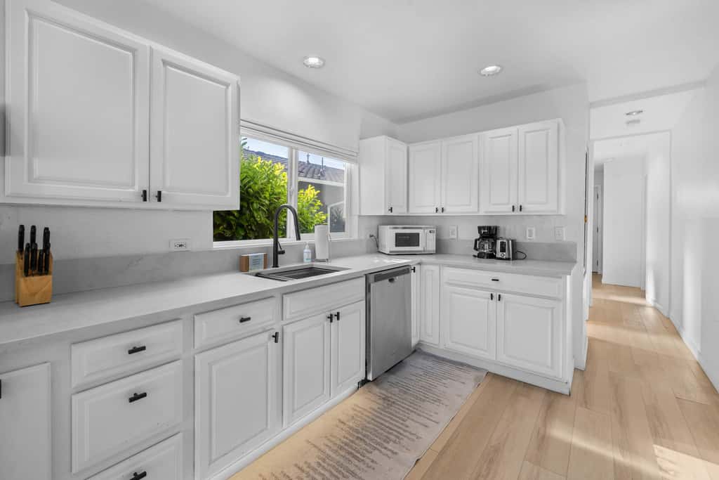 Cozy Seaside Bungalow, Brand New Hot Tub, Fast WiFi & W&D - Walk to the Beach