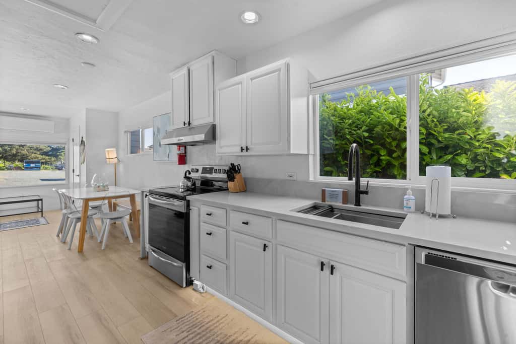 Cozy Seaside Bungalow, Brand New Hot Tub, Fast WiFi & W&D - Walk to the Beach