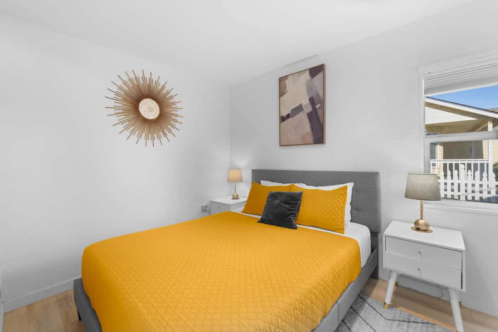 Cozy Seaside Bungalow, Brand New Hot Tub, Fast WiFi & W&D - Walk to the Beach