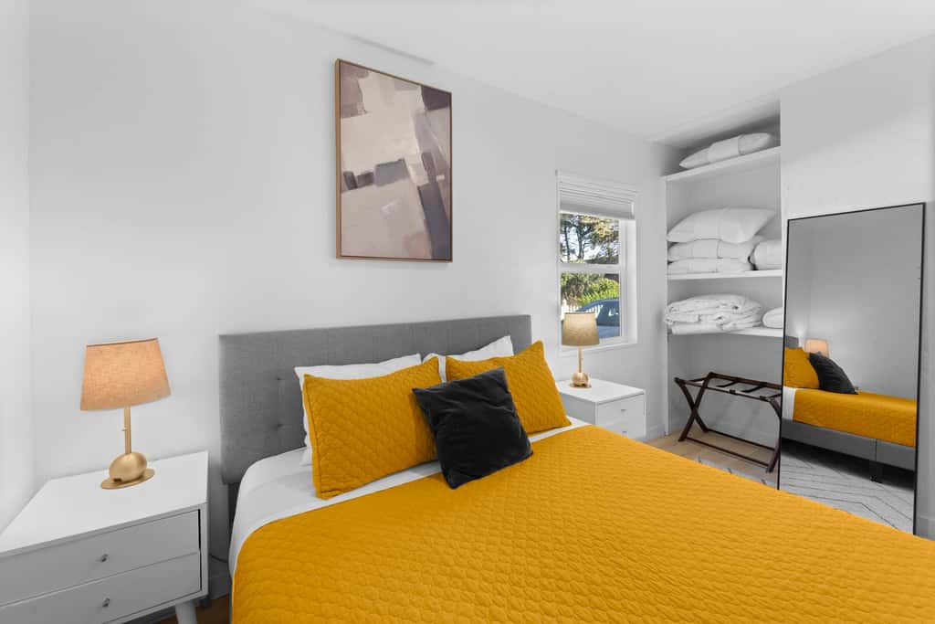 Cozy Seaside Bungalow, Brand New Hot Tub, Fast WiFi & W&D - Walk to the Beach