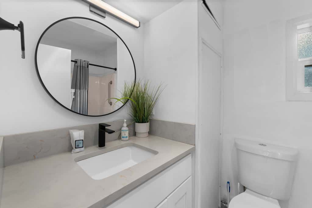 Cozy Seaside Bungalow, Brand New Hot Tub, Fast WiFi & W&D - Walk to the Beach