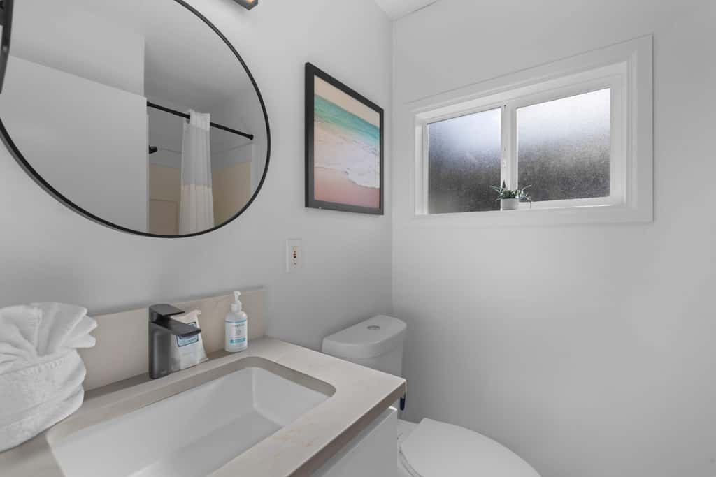 Cozy Seaside Bungalow, Brand New Hot Tub, Fast WiFi & W&D - Walk to the Beach