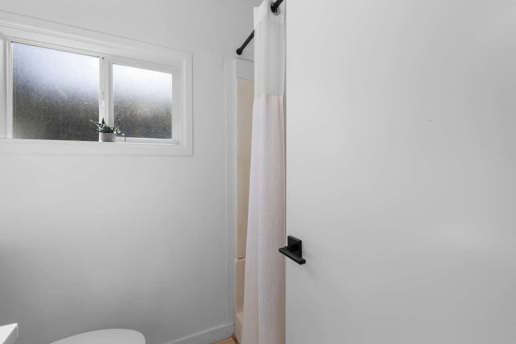 Cozy Seaside Bungalow, Brand New Hot Tub, Fast WiFi & W&D - Walk to the Beach