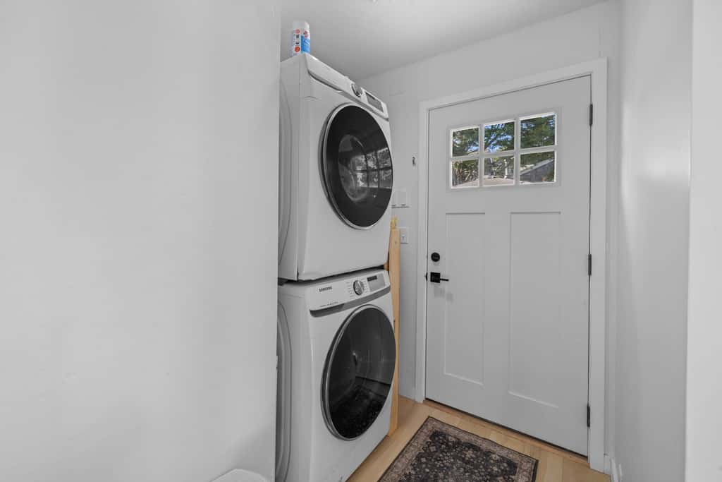 Cozy Seaside Bungalow, Brand New Hot Tub, Fast WiFi & W&D - Walk to the Beach