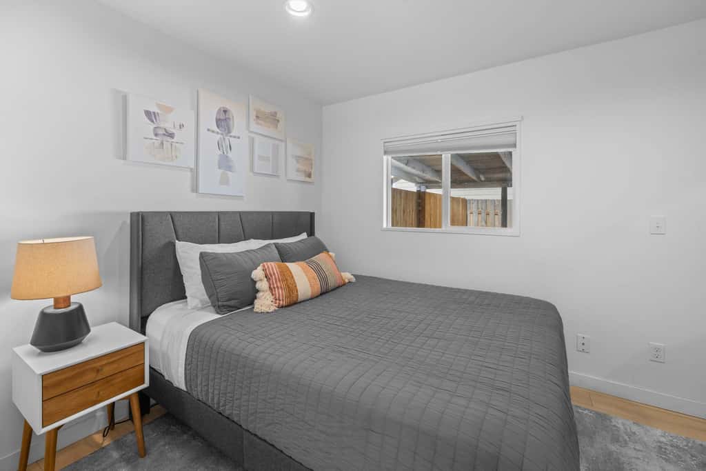 Cozy Seaside Bungalow, Brand New Hot Tub, Fast WiFi & W&D - Walk to the Beach