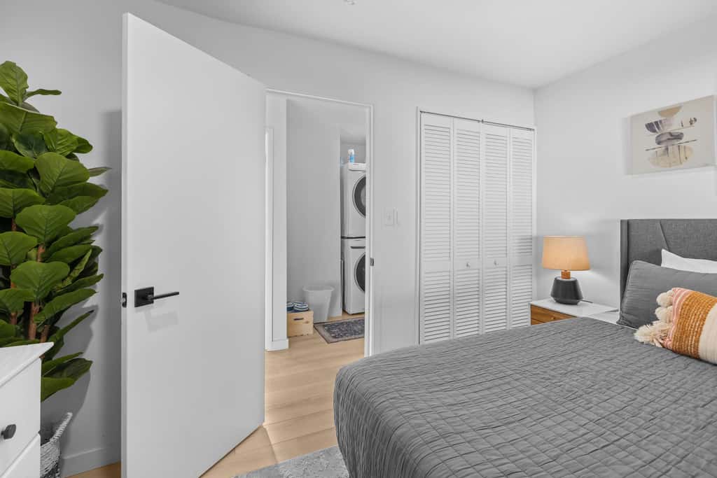 Cozy Seaside Bungalow, Brand New Hot Tub, Fast WiFi & W&D - Walk to the Beach
