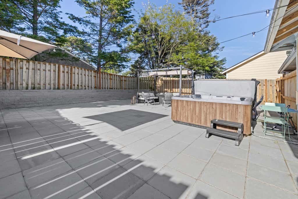 Cozy Seaside Bungalow, Brand New Hot Tub, Fast WiFi & W&D - Walk to the Beach