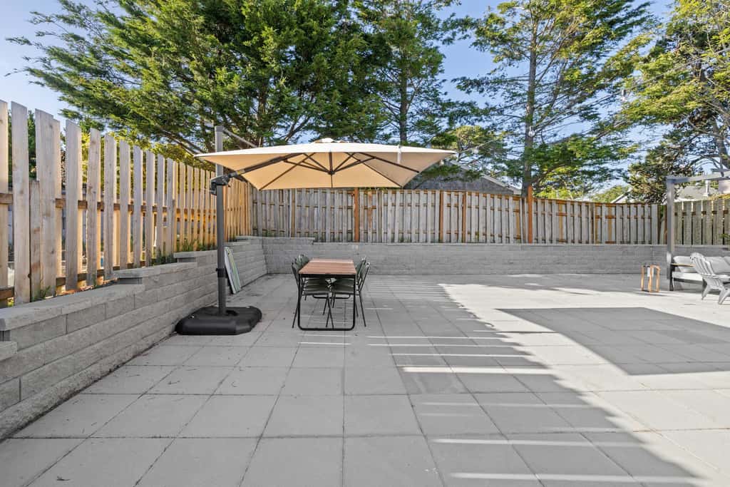 Cozy Seaside Bungalow, Brand New Hot Tub, Fast WiFi & W&D - Walk to the Beach