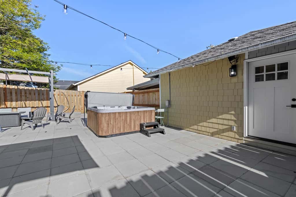 Cozy Seaside Bungalow, Brand New Hot Tub, Fast WiFi & W&D - Walk to the Beach