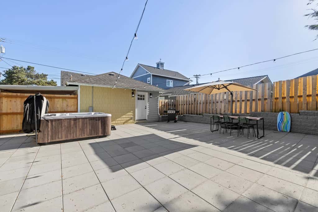Cozy Seaside Bungalow, Brand New Hot Tub, Fast WiFi & W&D - Walk to the Beach