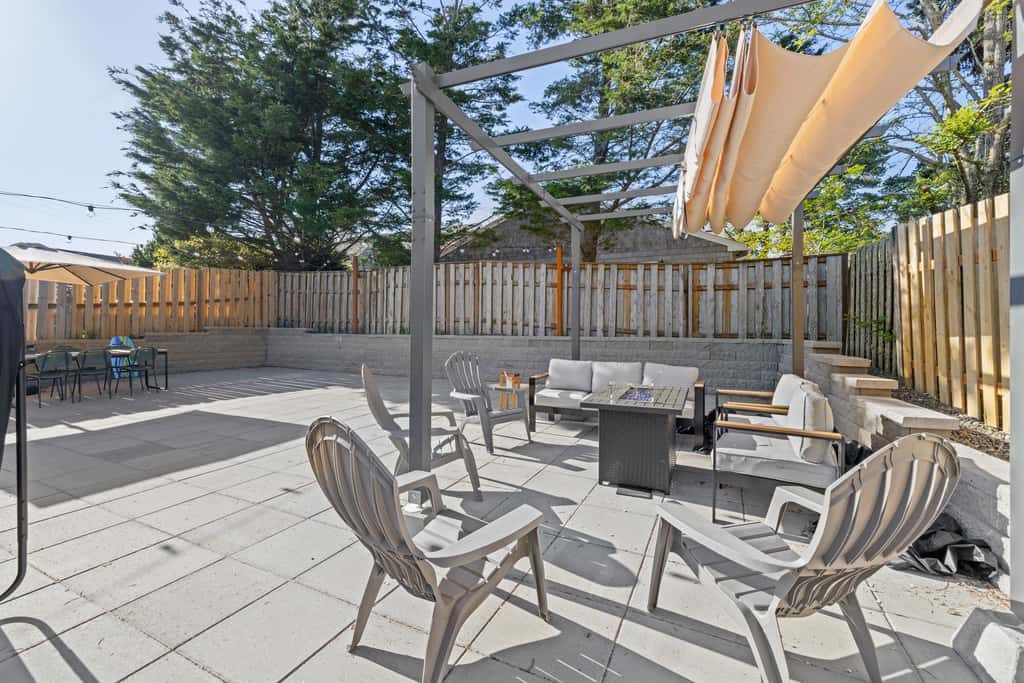Cozy Seaside Bungalow, Brand New Hot Tub, Fast WiFi & W&D - Walk to the Beach