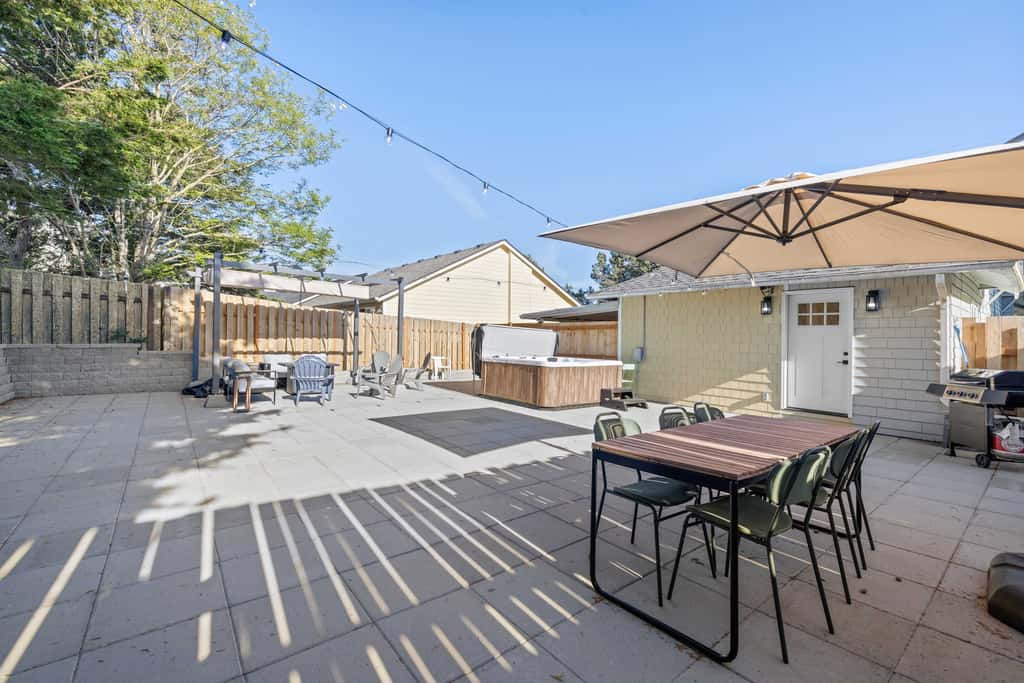 Cozy Seaside Bungalow, Brand New Hot Tub, Fast WiFi & W&D - Walk to the Beach
