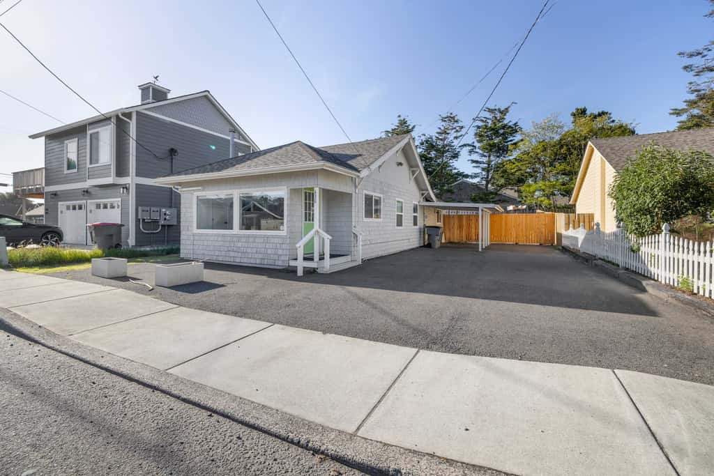 Cozy Seaside Bungalow, Brand New Hot Tub, Fast WiFi & W&D - Walk to the Beach