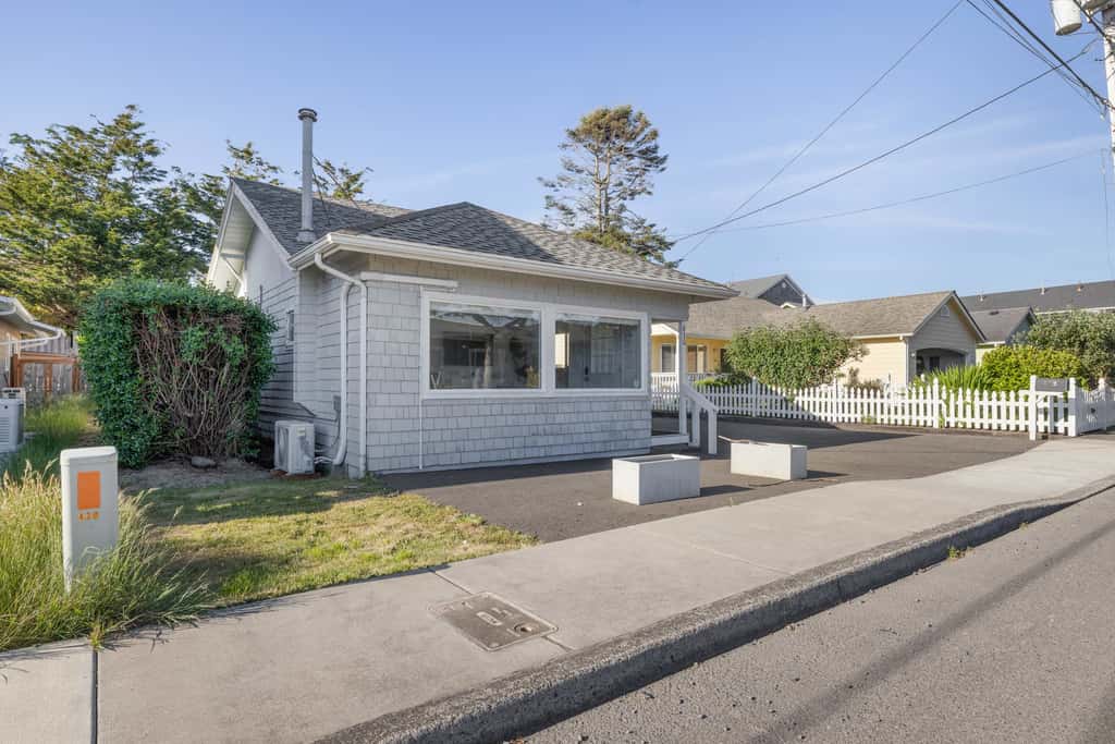 Cozy Seaside Bungalow, Brand New Hot Tub, Fast WiFi & W&D - Walk to the Beach