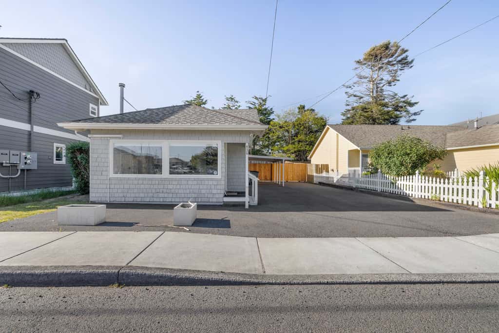 Cozy Seaside Bungalow, Brand New Hot Tub, Fast WiFi & W&D - Walk to the Beach