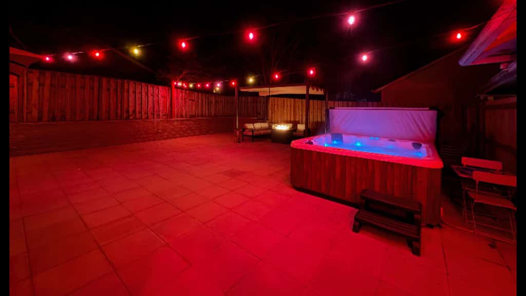 Cozy Seaside Bungalow, Brand New Hot Tub, Fast WiFi & W&D - Walk to the Beach