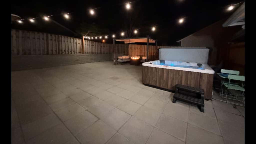 Cozy Seaside Bungalow, Brand New Hot Tub, Fast WiFi & W&D - Walk to the Beach