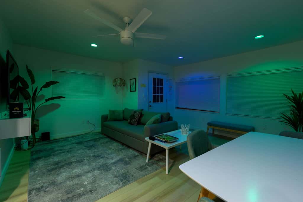 Cozy Seaside Bungalow, Brand New Hot Tub, Fast WiFi & W&D - Walk to the Beach