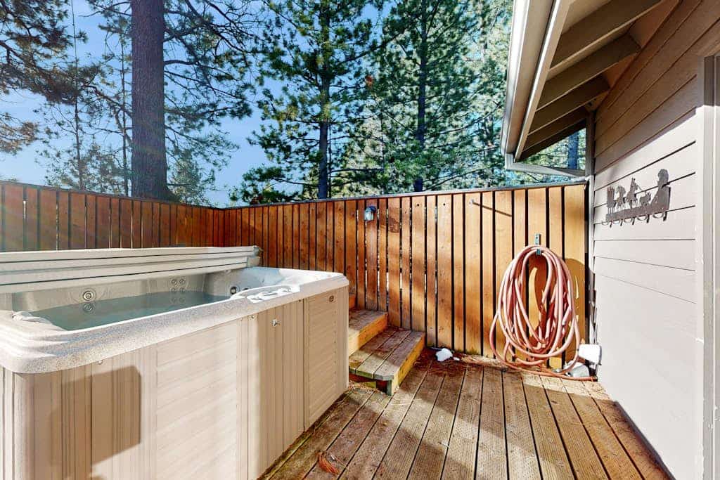 Spacious home with fireplace, private hot tub, AC, & SHARC passes