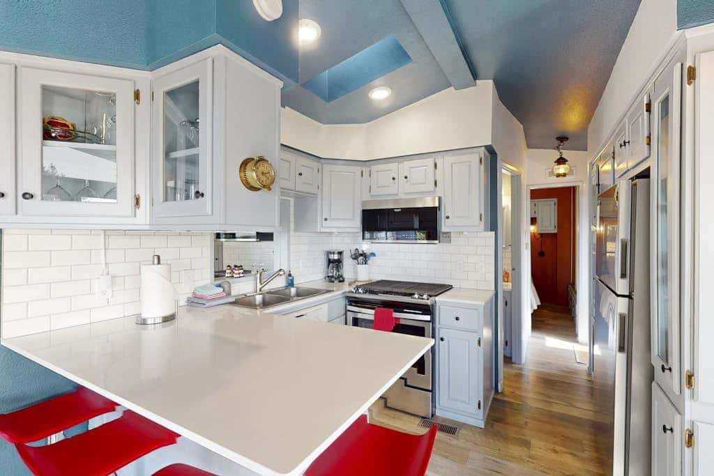 Coastal retreat with ocean views, patio, WiFi, streaming
