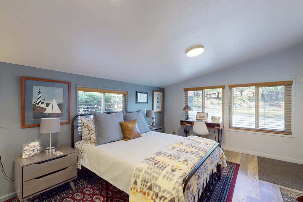 Coastal retreat with ocean views, patio, WiFi, streaming