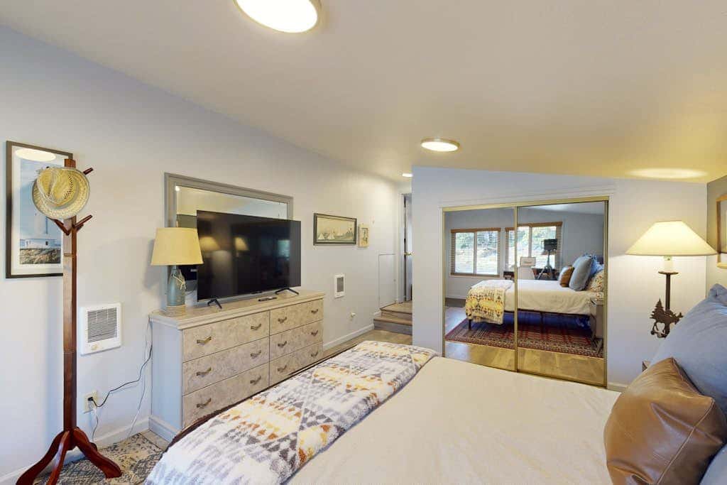 Coastal retreat with ocean views, patio, WiFi, streaming