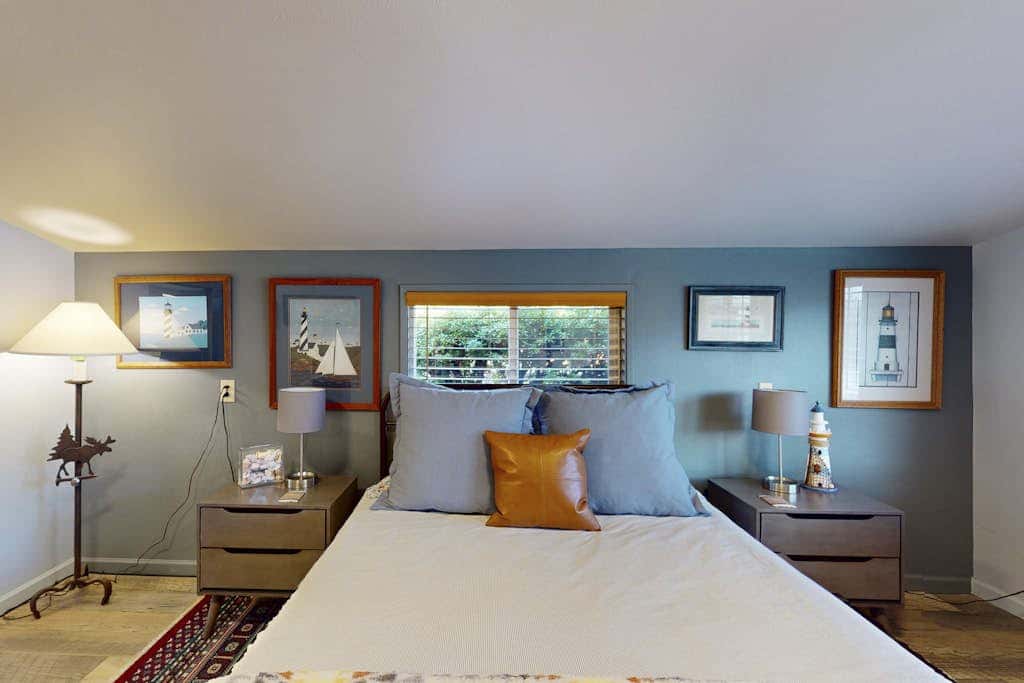 Coastal retreat with ocean views, patio, WiFi, streaming
