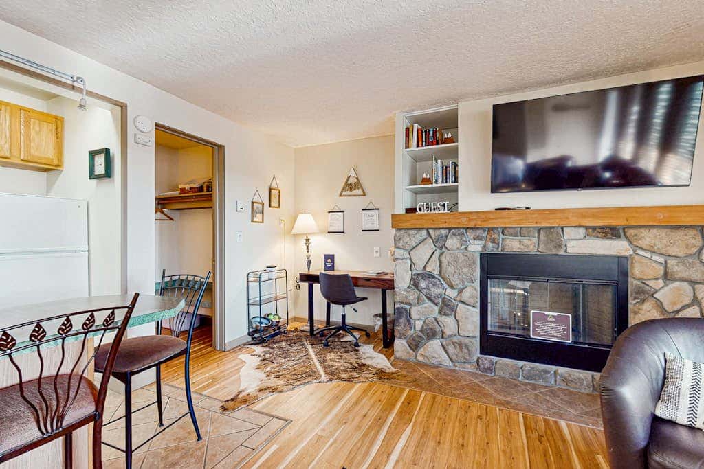 Dog-friendly ground-floor condo with pools, hot tubs, sauna, & fitness room