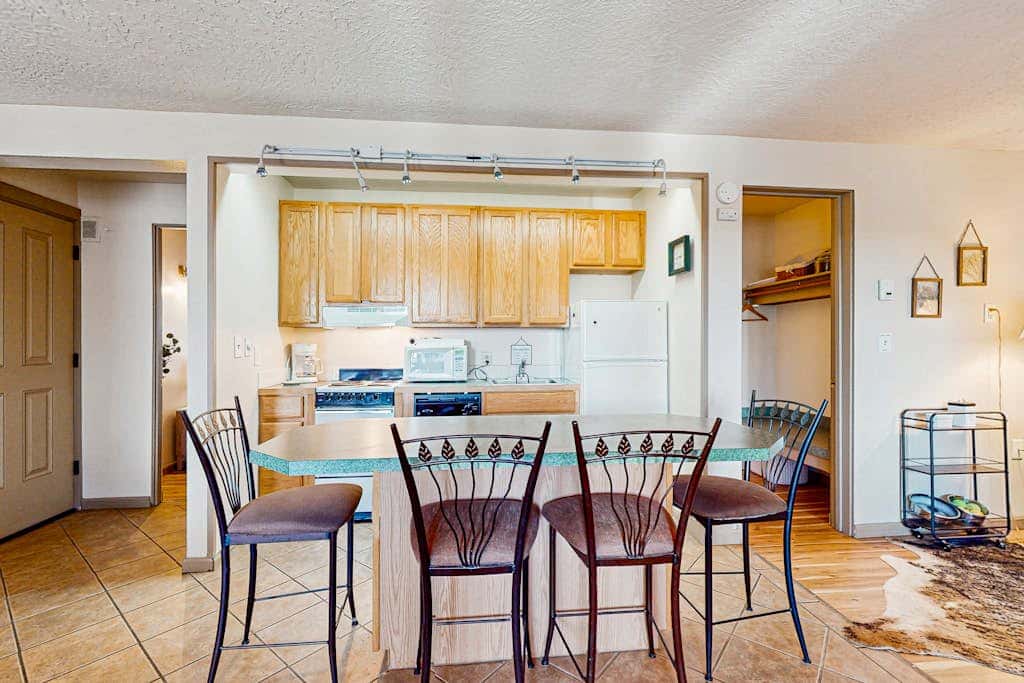 Dog-friendly ground-floor condo with pools, hot tubs, sauna, & fitness room